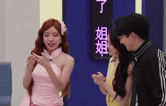 Trang Pháp bị cả dàn Chị Đẹp show Trung Quốc 'bơ đẹp', đứng giới thiệu cả buổi không ai quan tâm?