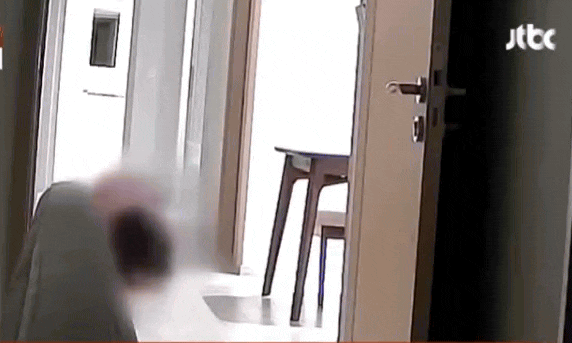 Mới sinh ở bệnh viện gọi cho chồng không được, cô vợ check camera rồi bất ngờ nhận ra 'vật thể lạ' di chuyển lên giường mình