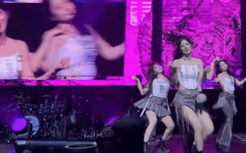 Cú ngã điếng người của đệ nhất mỹ nhân showbiz, vừa đau vừa ngại mà sao vẫn xinh mê hồn!