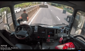 Danh tính tài xế bỏ xe, lao qua dải phân cách ôm bé gái giữa quốc lộ, công an đã liên hệ