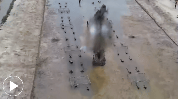 Hiếm thấy cảnh hàng trăm 'chiến sĩ tinh nhuệ' lội bùn, ngụp lặn rèn luyện chống khủng bố