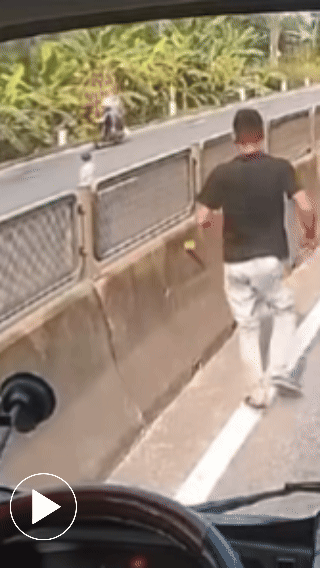 Khoảnh khắc thót tim, tài xế lao qua dải phân cách ôm em bé giữa dòng xe