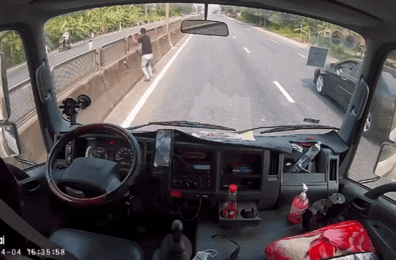 Clip: Tài xế bỏ xe, lao qua dải phân cách ôm chặt bé nhỏ giữa dòng xe container