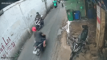 Thanh niên bị đánh gục trong hẻm khi can đánh nhau, camera tiết lộ hành vi bất thường của gã đàn ông