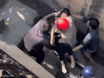 Lao xuống cứu cô gái nhảy cầu 'sông tử thần', người giao hàng nhắn nhủ nạn nhân một điều