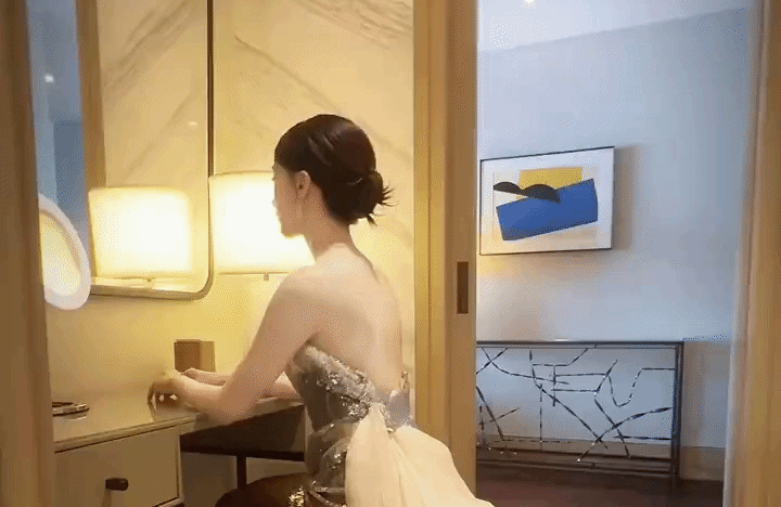 Ngô Cẩn Ngôn đã làm gì với gương mặt của mình vậy? 