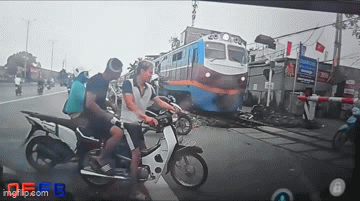 Người đàn ông cầm điện thoại, tăng ga 'cướp đường' tàu hoả: Ngã đứng dậy còn có hành động bất ngờ