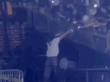 Sự cố kinh hoàng: Gãy rào chắn khán đài khiến nhiều người rơi từ trên cao xuống tại concert của Super Junior