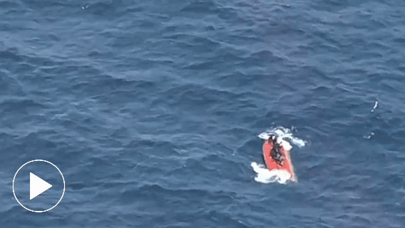 Thảm cảnh thuyền chở 100 người bị lật úp 70 người mất tích: Nhói lòng cảnh nạn nhân chờ ứng cứu