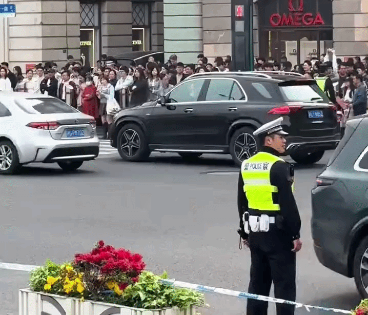 Cảnh tượng trên đường phố Trung Quốc khiến nhiều người bất ngờ, nhận xét: 'Đến mức như vậy sao?'