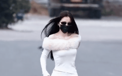 Mỹ nhân bị ghét nhất showbiz: Visual ngày càng 'sến súa', đài trung ương cắt sóng thẳng tay