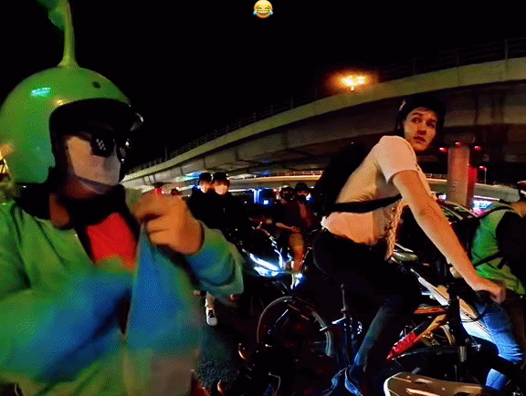 Đã shipper Việt Nam rồi còn gặp khách Tây: 2 hệ tư tưởng này mà gặp nhau thì ai chịu nổi!