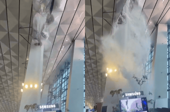 Trần nhà ga T3 sân bay ở Jakarta đổ sập giữa trời mưa, nước xối như thác đổ khiến hành khách hoảng loạn