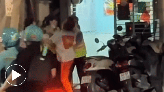 Vụ người phụ nữ đánh hai nữ nhân viên gác tàu nhập viện: 'Nạn nhân bị lôi vào góc khuất camera ghi hình'?