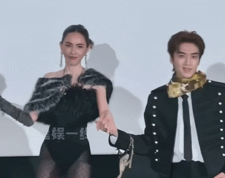 Chiếc váy mỏng tang, mặc như không mặc khiến Mai Davika bị mắng “không biết xấu hổ”