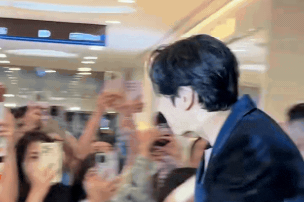 Hoàng tử châu Á lộ vết sẹo dài trên mặt, mấy chục năm trời chưa bao giờ đáng sợ đến thế