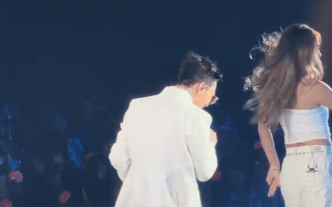 Nam ca sĩ được trả lương 1.100 tỷ/năm: Biểu diễn trước lãnh đạo 21 quốc gia, 18 tuổi đã thay đổi cả showbiz