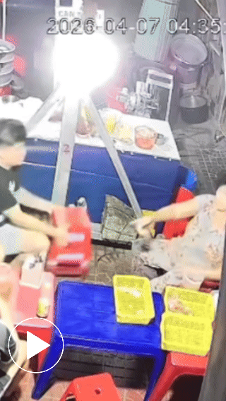 Phẫn nộ clip nam thanh niên nhổ nước bọt, hành hung phụ nữ lớn tuổi trong quán bánh bèo: Công an vào cuộc