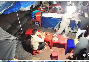 Phẫn nộ thanh niên hành hung, nhổ nước bọt vào cụ bà phục vụ quán ăn khuya: Công an vào cuộc 