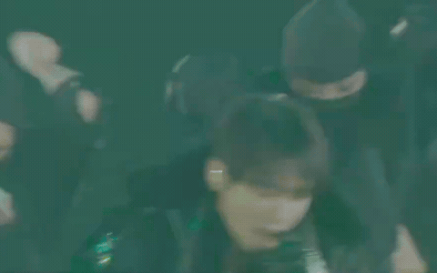 BTS 'hóa thần', đội cả cơn mưa lớn mở màn World Tour quy mô nhất lịch sử!