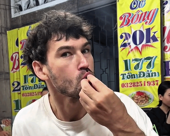 Khách Nga tròn mắt ngạc nhiên khi ăn món bình dân bán đầy vỉa hè Việt Nam, thốt lên: 'Tôi muốn ăn thêm!'