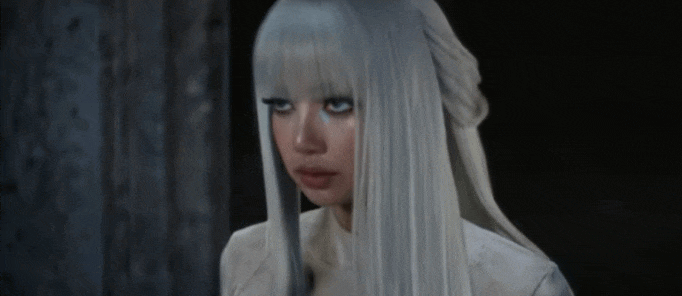 Lisa cứ bốc thế này thì còn lâu mới flop!