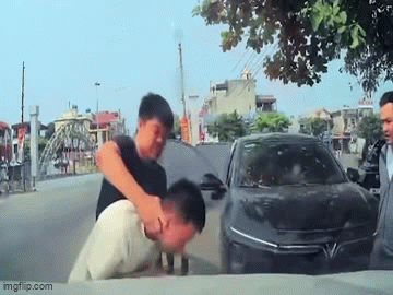 Người đàn ông bị túm áo, bóp cổ giữa đường: Công an truy tìm tài xế ô tô