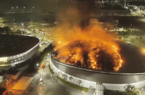 Nhà thi đấu Olympic Rio bốc cháy ngùn ngụt, mái tan chảy như “mạng nhện”