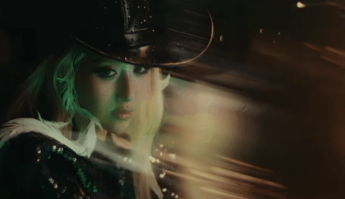 Quỳnh Anh Shyn 'hết ga hết số', fashionista làm MV cỡ này nhiều ca sĩ phải phát ngại!