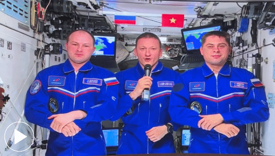 Khoảnh khắc bất ngờ: Lá cờ quốc kỳ Việt Nam xuất hiện cùng lời chúc từ phi hành đoàn trạm ISS