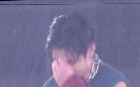 Mưa như trút nước cũng không thể 'cuốn trôi' nhan sắc sáng bừng của mỹ nam đẹp nhất thế giới