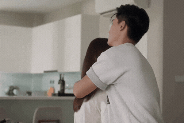 Cả đời xem phim Việt chưa thấy cảnh ôm nào peak cỡ này: Không có trong kịch bản, nam chính đang yêu thật chắc luôn