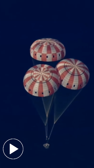 Khoảnh khắc Artemis II bung dù, hạ cánh an toàn ngoài khơi San Diego, hoàn thành sứ mệnh 10 ngày bay quanh Mặt trăng