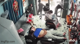 '2 phút' của người mẹ đưa con đi cắt tóc, khiến chủ tiệm kinh ngạc: Sự tử tế hút hơn 1,2 triệu lượt xem