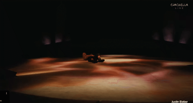 Cả triệu người hướng về Coachella 2026 xem Justin Bieber vừa nằm vừa hát, chưa một siêu sao nhạc pop nào 'nhàn' thế này!