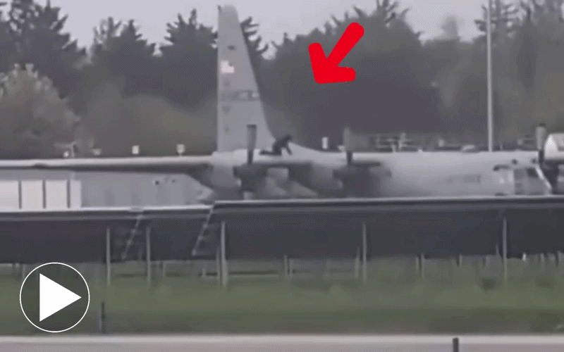 Kịch tính khoảnh khắc người đàn ông dùng rìu tấn công máy bay C-130 của Không quân Mỹ