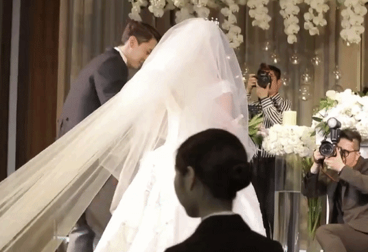 Nam diễn viên ly hôn nữ đại gia đúng dịp kỷ niệm 1 năm ngày cưới, vừa bị cắt sóng vì 1 câu nói của vợ cũ