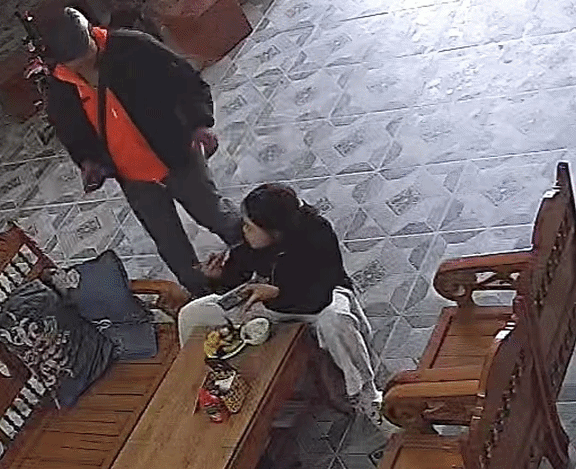 Shipper giao hàng buổi trưa thấy con gái chủ nhà ngồi ăn cơm nên đi thẳng vào, hành động của cả 2 gây tò mò