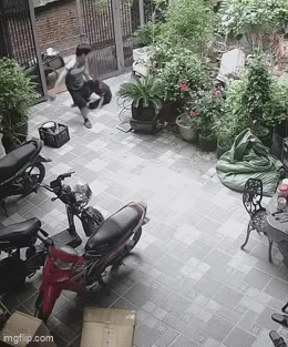 Chồng đánh vợ dã man từ ngoài sân vào trong nhà: Đã rõ nguyên nhân