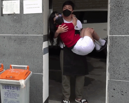  2 diễn viên hiên ngang ngoại tình phải hoãn cưới trong ê chề, nay lộ diện với 1 đứa con sau 5 năm biến mất khỏi showbiz