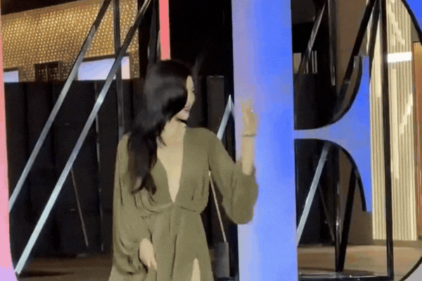 Ở đâu ra lao công đẹp hơn cả phu nhân hào môn thế này: Khoác bao tải vẫn toát ra mùi tiền, sang vừa thôi chứ