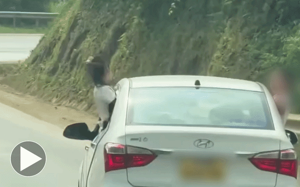 Clip em nhỏ đu trên ô tô như phim hành động: CSGT xác định danh tính tài xế và mức xử phạt