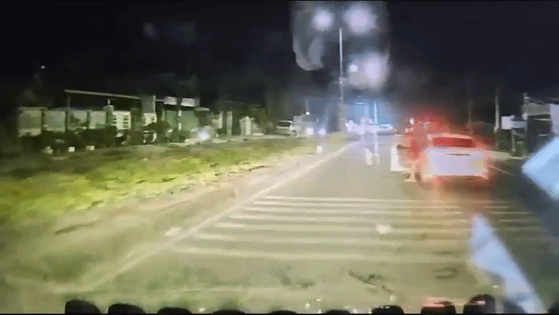 Thót tim clip tài xế bỏ xe cứu bé gái chạy ra giữa đường, đứng ngay trước đầu ô tô ở TP.HCM