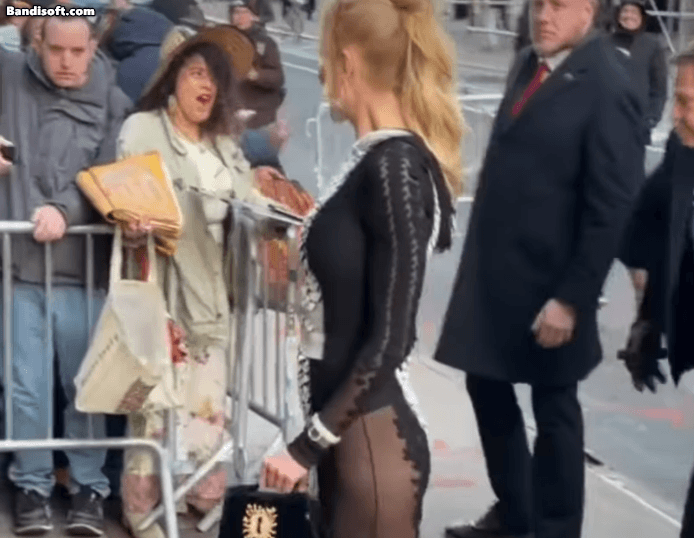 Bảo mỹ nhân này 58 tuổi nghe mà giật đùng ngã ngửa: Đường cong khét lẹt đã thật sự, tường thành visual phải như thế