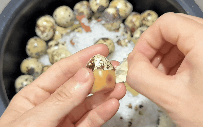 Bắt trend làm trứng cút nướng muối tại nhà bằng nồi cơm điện: Món ăn vặt 'gây bão' vì quá dễ mà lại ngon bất bại!