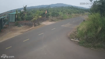 Nam sinh tông vào lề đường văng xuống cống, xe đi sau quay đầu: Đã giao Công an và Ban ATGT của xã