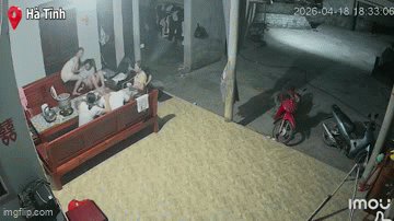 Cả gia đình hoảng hốt, bỏ chạy khỏi mâm cơm, xem camera an ninh mà 'toát mồ hôi'