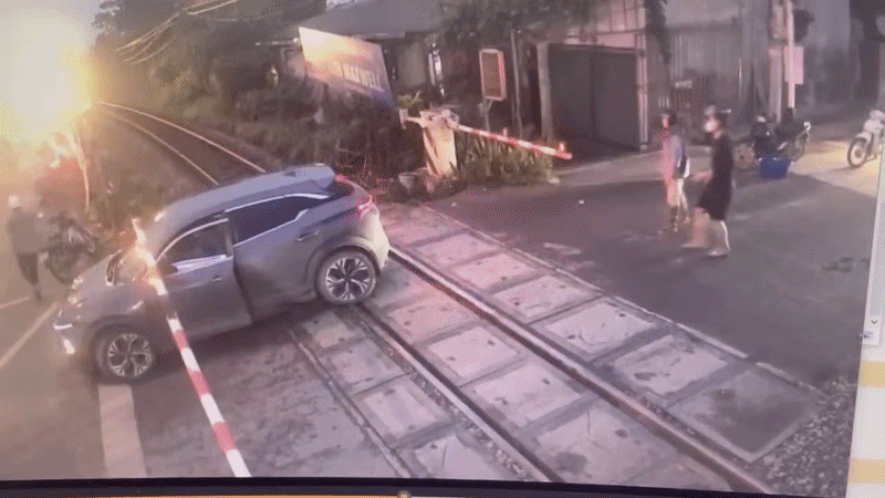 Clip cảnh ô tô bị tàu hoả tông biến dạng khi cố vượt đường ray ở Hà Nội