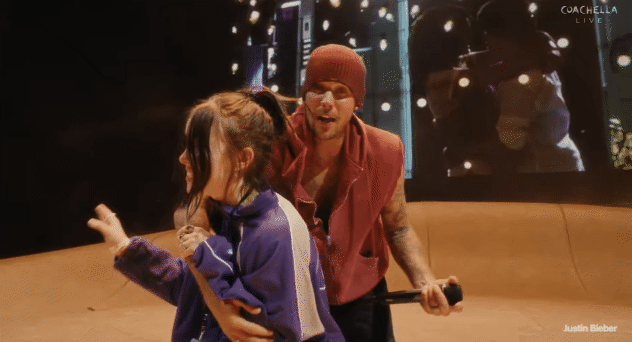 Cô gái may mắn nhất được Justin Bieber ôm chầm ở Coachella, cả thế giới 'phát điên' với hoàng tử nhạc Pop hôm nay!