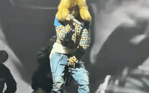 G-Dragon đánh rơi 210 tỷ trên sân khấu Coachella